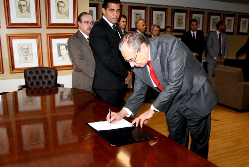 O Conselheiro Presidente do Tribunal de Contas mineiro, Sebastião Helvecio, assina o termo de cooperação ( Foto: Karina Camargos Coutinho)